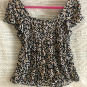 Floral flowy top with stretchy puckered fabric